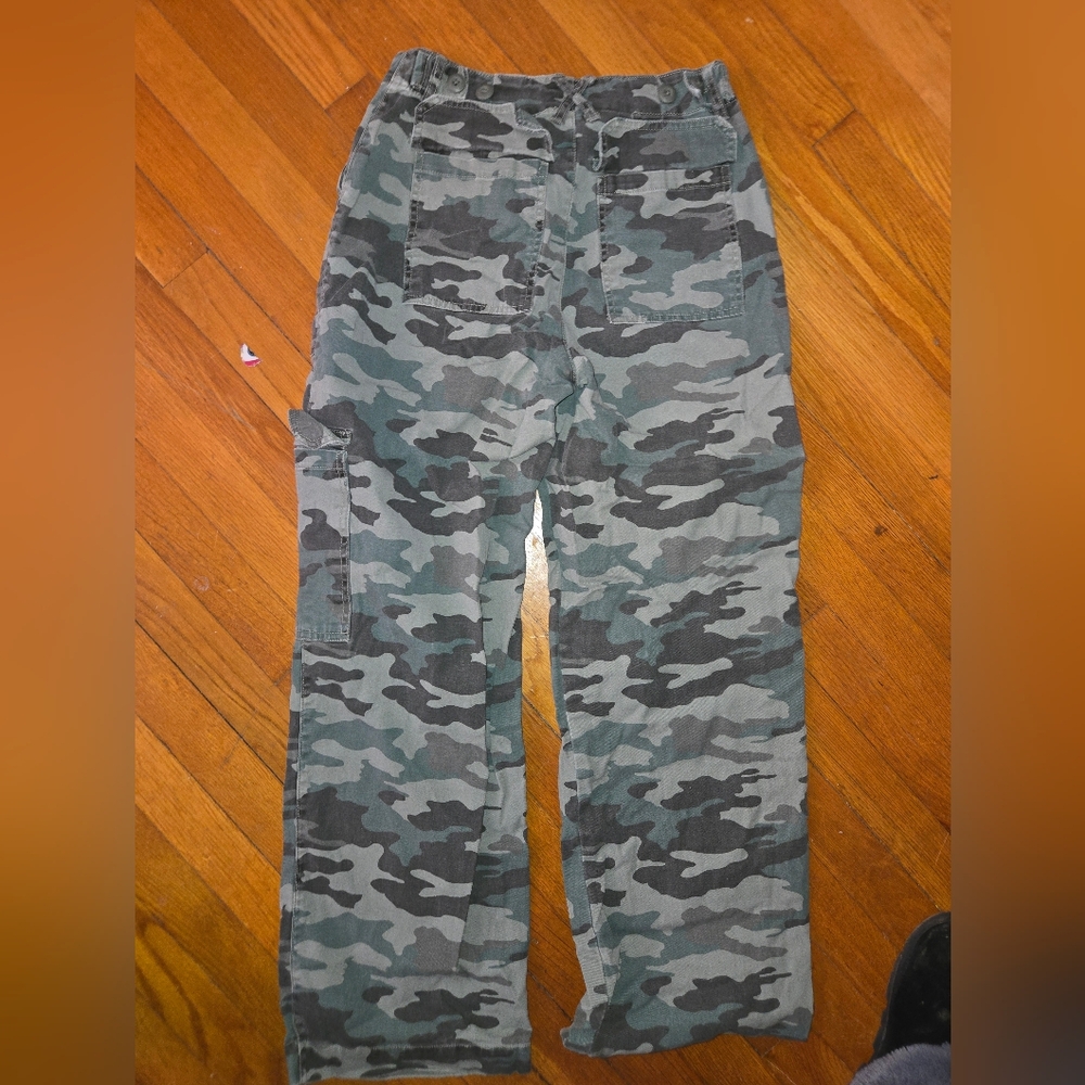 Universal Threads Camo Cargo Pants - image 4